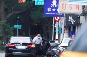 梅州台当局这个单位的公车，给了狗了