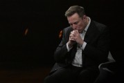 梅州特斯拉股价收涨超3%：特朗普无意沟通，马斯克父亲劝儿子低头